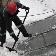 Výškové práce - Odpratávanie snehu zo striech (1)